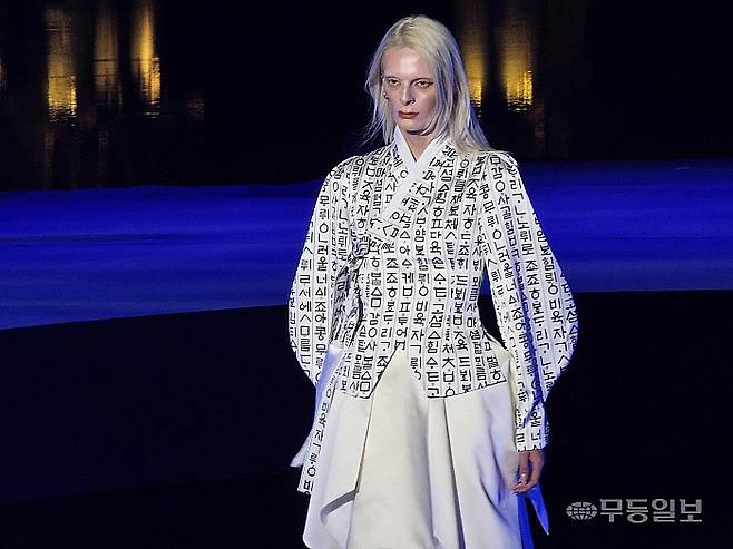 3막에서 한글을 수놓은 한복을 입은 모델이 강렬한 눈빛으로 객석을 사로잡고 있다.최류빈기자 rubi@mdilbo.com