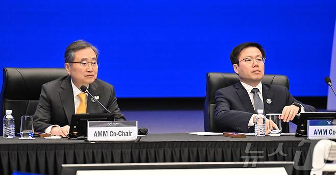 조현 외교부 장관이 30일 오전 경북 경주시 소노캄 경주 그랜드볼룸에서 열린 2025 APEC 외교통상합동각료회의 개회식에 참석해 개회사를 하고 있다. 오른쪽은 여한구 통상교섭본부장. 2025.10.30/뉴스1 ⓒ News1 청사사진기자단