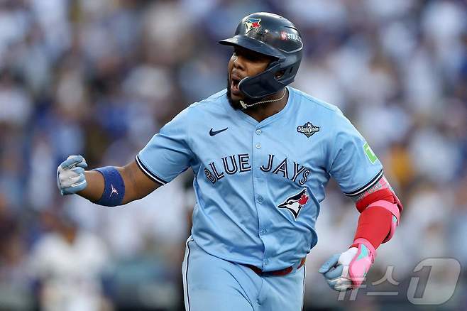 토론토 블루제이스 블라디미르 게레로 주니어가 30일(한국시간) 열린 LA 다저스와 2025 메이저리그 월드시리즈 5차전에서 1회초 1점 홈런을 터뜨린 뒤 기뻐하고 있다. ⓒ AFP=뉴스1