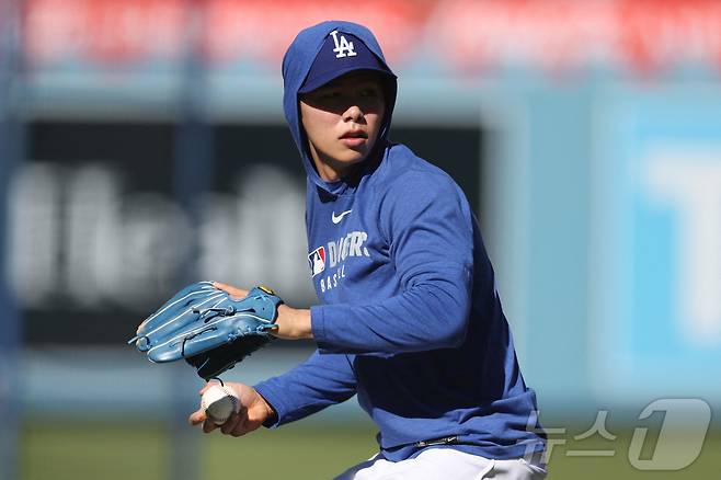 김혜성이 30일(한국시간) 열린 LA 다저스와 토론토 블루제이스의 2025 메이저리그 월드시리즈 5차전을 앞두고 훈련을 소화했다. 그러나 이날 경기에서도 출전 기회를 얻지 못했다. ⓒ 로이터=뉴스1