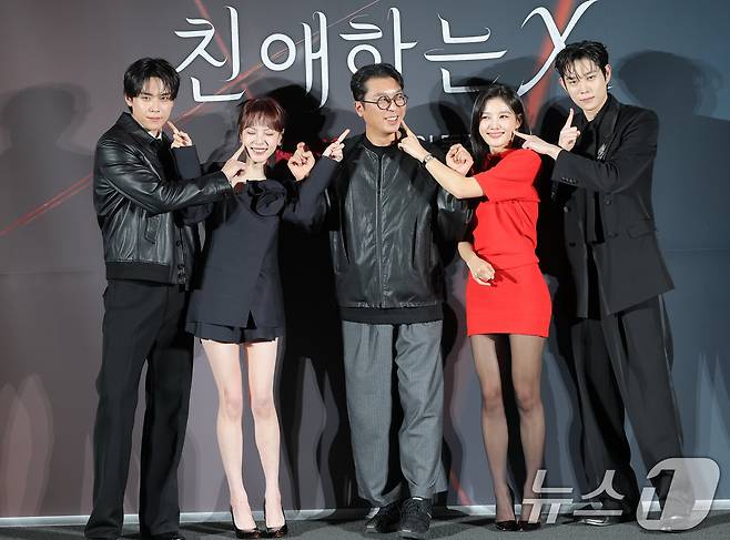 배우 김도훈(왼쪽부터)과 이열음, 이응복 감독, 김유정, 김영대가 30일 오후 서울 용산구 CGV 용산아이파크몰에서 열린 티빙 오리지널 시리즈 ‘친애하는 X’ 제작발표회에 참석하고 있다. ‘친애하는 X’는 지옥에서 벗어나 가장 높은 곳으로 올라가기 위해 가면을 쓴 여자 백아진(김유정 분)과 그녀에게 잔혹하게 짓밟힌 X들의 이야기를 그렸다. 2025.10.30/뉴스1 ⓒ News1 권현진 기자