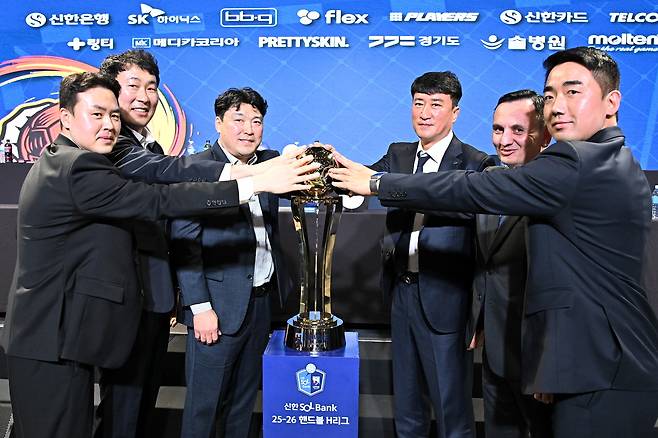 30일 서울 강서구 메이필드 호텔에서 열린 신한 SOL Bank 2025-26 핸드볼 H리그 남자부 미디어데이에서 각 팀 감독과 코치들이 기념촬영을 하고 있다. 사진 왼쪽부터 이석 충남도청 감독, 박찬영 두산 코치, 백원철 하남시청 감독, 장인익 인천도시공사 감독, 누노 알바레즈 SK 호크스 감독, 송병진 상무피닉스 코치. (H리그 제공) 2025.10.30/뉴스1 ⓒ News1