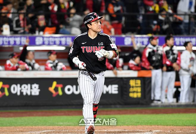 LG 박동원이 30일 대전 한화생명볼파크에서 열린 2025 KBO리그 한화와의 한국시리즈 4차전 9회초 무사 1루 상황에서 한화 김서현을 상대로 추격 2점 홈런을 치고 있다. 대전 | 박진업 기자 upandup@sportsseoul.com