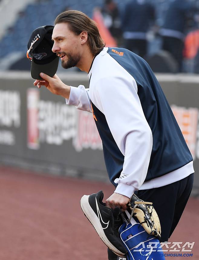 29일 대전 한화생명볼파크에서 열린 LG와 한화의 한국시리즈 3차전. 한화 와이스가 그라운드로 나와 김경문 감독을 향해 인사하고 있다. 대전=정재근 기자 cjg@sportschosun.com/2025.10.29/