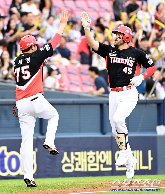 13일 잠실야구장에서 열린 KIA와 LG의 경기, 2회초 KIA 위즈덤이 선제 솔로홈런을 치고 조재영 3루 코치와 기쁨을 나누고 있다. 잠실=허상욱 기자wook@sportschosun.com/2025.09.13/