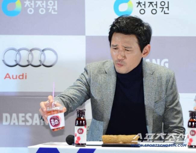 20일 오후 서울 영등포구 여의도동 CGV 여의도에서 제35회 청룡영화상 핸드프린팅이 열렸다. 배우 황정민이 홍초 음료를 마시고 있는 모습. 김경민 기자 kyungmin@sportschosun.com/2014.11.20.