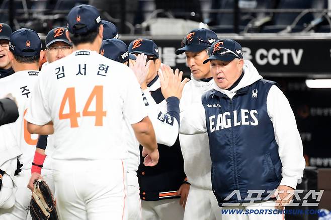 19년 만에 한화의 한국시리즈 승리를 신고한 김서현과 김경문 감독이 하이파이브를 나누고 있다.