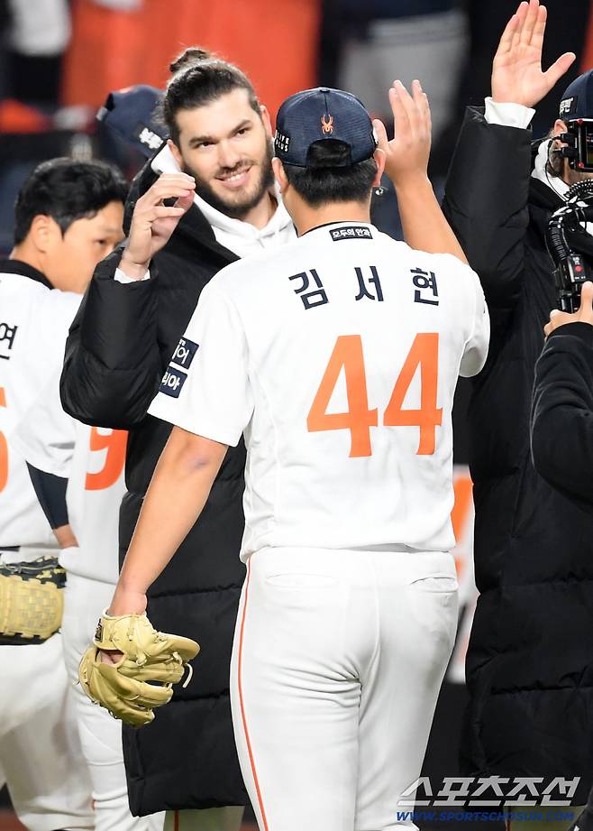 이날 선발 투수였던 폰세도 마무리 김서현 호투를 반겼다.