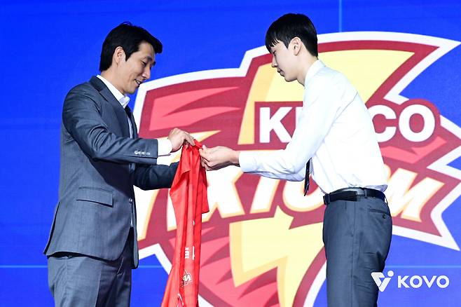 한국전력 권영민 감독(왼쪽)과 방강호. 사진제공=KOVO