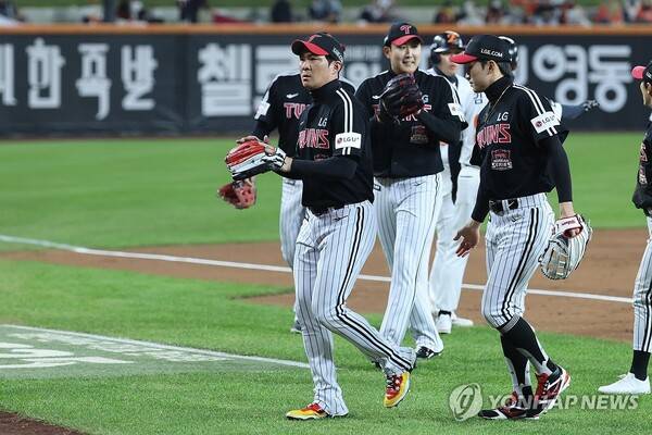 더블플레이를 완성한 후 더그아웃으로 들어가는 오지환. ⓒ연합뉴스