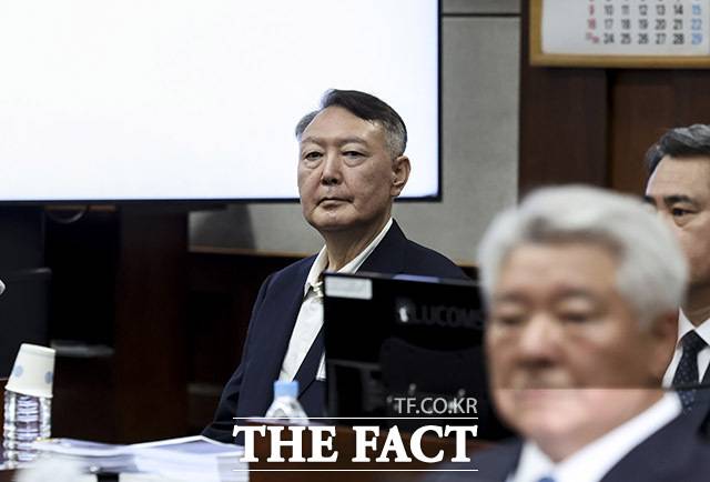 윤석열 전 대통령이 26일 서울 서초구 서울중앙지방법원에서 열린 '특수공무 집행 방해, 직권남용 권리행사 방해 혐의' 첫 재판에 출석해 있다. 2025.9.26 사진공동취재단