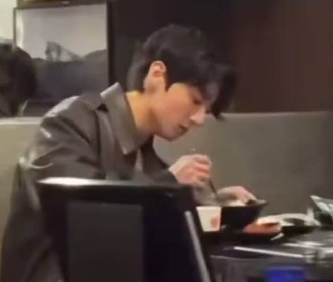 소셜미디어 엑스(X) 'j1nzhu0o_' 계정에 올라온BTS 멤버 정국이 서울의 한 고깃집에서 혼자 밥 먹는 영상./ 엑스