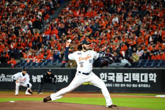 29일 대전한화생명볼파크에서 '2025 신한 SOL뱅크 KBO 한국시리즈' 3차전 한화 이글스와 LG 트윈스 경기가 열린 가운데 1회 초 한화 선발 폰세가 투구를 하고 있다. 김영태 기자