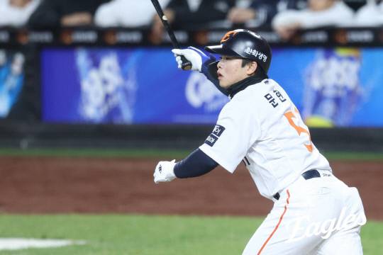 30일 대전한화생명볼파크에서 열린 2025 프로야구 KBO리그 포스트시즌 한국시리즈 4차전 LG 트윈스와 한화 이글스의 경기에서 한화 문현빈이 7회말 2루타를 치고 주루하고 있다. 한화이글스 제공