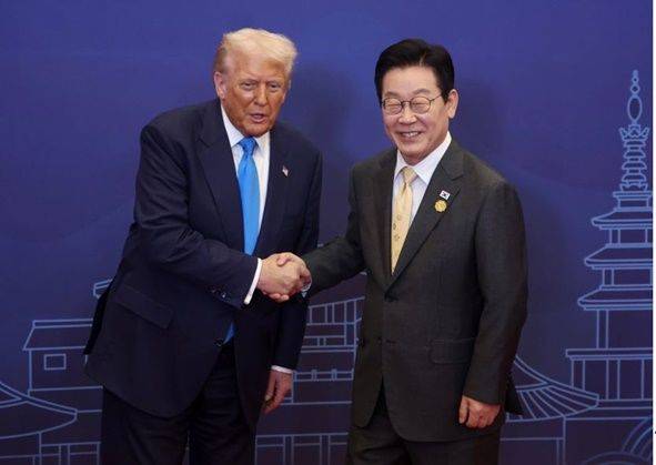 이재명 대통령이 29일 경북 경주 힐튼호텔 그랜드볼룸에서 열린 대통령 주최 정상 특별만찬에 앞서 도널드 트럼프 미국 대통령을 영접하고 있다. ⓒ 연합뉴스