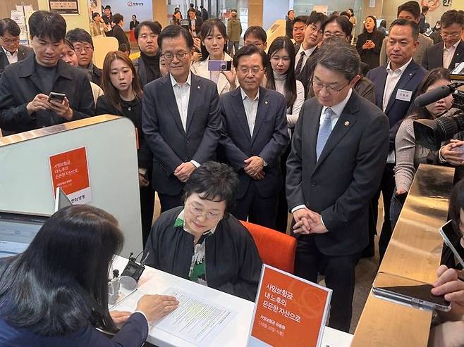 사망보험금을 생전에 연금처럼 활용할 수 있는 ‘사망보험금 유동화’ 제도가 첫 발을 뗐다.ⓒ김민환 기자