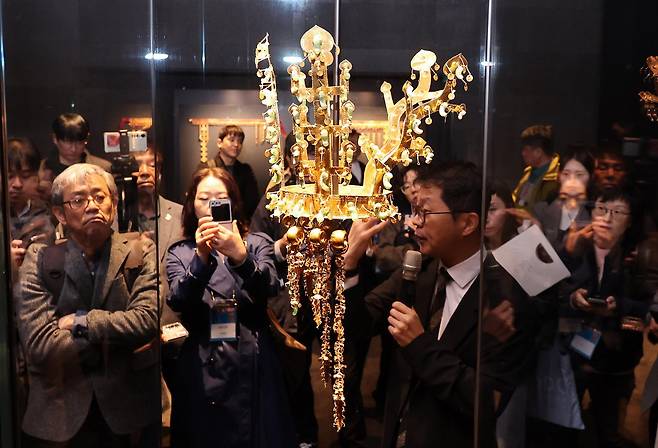 지난 27일 경주 국립경주박물관 신라역사관에서 열린 ‘신라 금관, 권력과 위신’ 특별전 미디어데이에서 참석자들이 신라시대 황남대총 금관을 둘러보고 있다. 이 특별전은 신라 금관이 세상에 처음 알려진 지 104년 만에 6점의 금관이 한자리에 모여 전시되는 사상 최초의 자리다. 뉴스1
