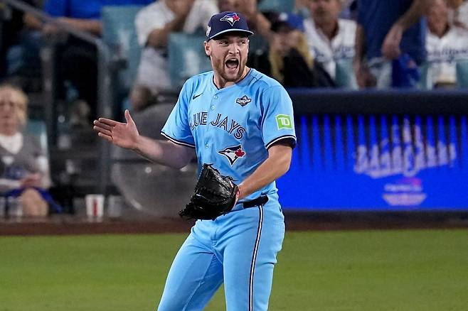 7회에도 마운드에 올라 첫 타자 프레디 프리먼에게 헛스윙 삼진을 잡고 기뻐하는 트레이 예새비지. 로스앤젤레스=AP 뉴시스