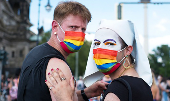 지난 2021년 6월 독일 수도 베를린에서 성소수자 프라이드 행진 참가자가 성소수자 상징인 무지개 마스크를 쓴 모습. 사진=AP 연합뉴스
