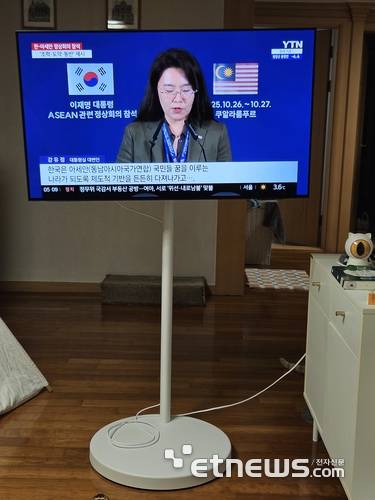 삼성전자의 42형 OLED TV를 더 무빙스타일에 결합한 모습. 바퀴가 달려있어 거실, 방, 주방 등 다양한 장소로 손쉽게 이동시킬 수 있다. 비전 AI 컴패니언의 음성인식 기능의 편리함을 더 극대화해준다. (사진=배옥진)