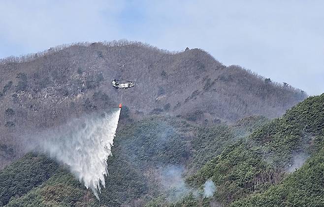 소방헬기가 산에 불을 열심히 끄고 있다. (ⓒ뉴스1, 무단 전재-재배포 금지)