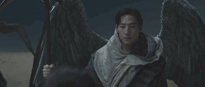 ‘다 이루어질지니’ 6회. 죽음의 천사 이즈라엘이 고려 소녀에게 나타나 소녀의 의로운 소원이 초래한 나쁜 결과를 말해준다. 이슬람 신학에서 천사는 신의 명령을 따를 뿐, 자유의지가 없다. 넷플릭스 제공