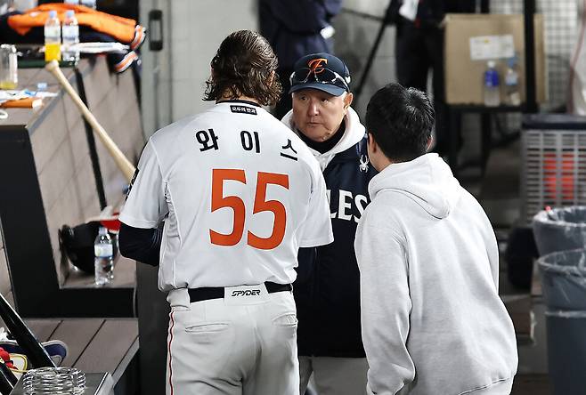 한화 이글스 김경문 감독이 30일 대전 한화생명 볼파크에서 열린 2025 KBO리그 한국시리즈 4차전 엘지(LG) 트윈스와 경기에서 8회초 교체된 선발 라이언 와이스와 얘기를 나누고 있다. 연합뉴스