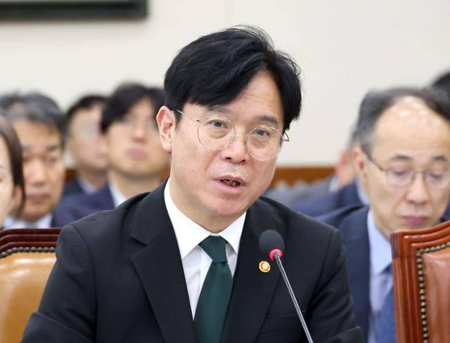 김영훈 고용노동부 장관이 30일 국회 기후에너지환경노동위원회에서 열린 종합감사에서 의원 질의에 답변하고 있다. 연합뉴스