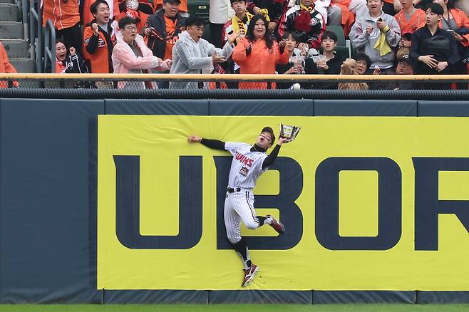 <yonhap photo-5163=""> 호수비 펼치는 박해민 (서울=연합뉴스) 서대연 기자 = 26일 서울 잠실야구장에서 열린 2025 프로야구 한국시리즈 1차전 한화 이글스 대 LG 트윈스 경기. 1회 초 1사 1루 때 LG 중견수 박해민이 한화 문현빈의 장타를 잡고 있다. 2025.10.26 dwise@yna.co.kr/2025-10-26 14:27:43/ <저작권자 ⓒ 1980-2025 ㈜연합뉴스. 무단 전재 재배포 금지, AI 학습 및 활용 금지></yonhap>