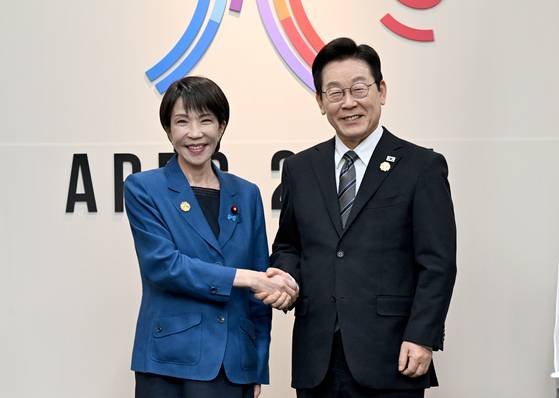 이재명 대통령이 30일 경북 경주 APEC 정상회의장에서 다카이치 사나에 일본 총리와 한-일본 양자회담에 앞서 악수를 나누고 있다. 대통령실사진기자단