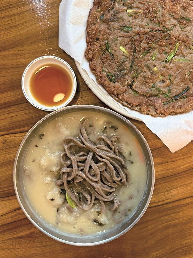 감자 옹심이와 메밀 칼국수가 한 데 어우러진 감자옹심이메밀칼국수. 사진=박소윤