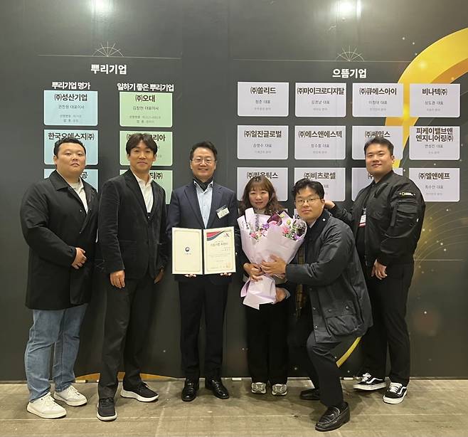 장승국 비츠로셀 대표(왼쪽에서 세 번째)와 직원들이 '2025 소부장 으뜸기업' 지정서를 들고 기념 사진을 찍고 있다. 비츠로셀 제공