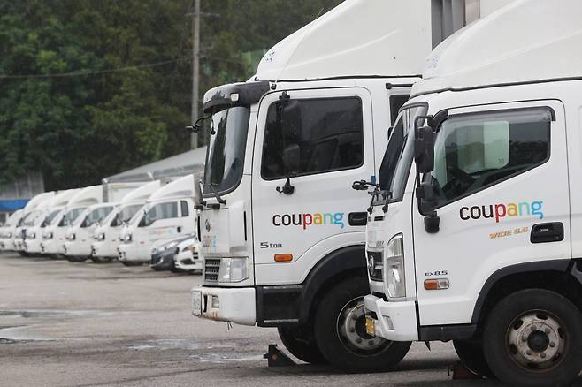 서울의 한 쿠팡 물류센터를 오가는 차량 모습. 사진=연합뉴스