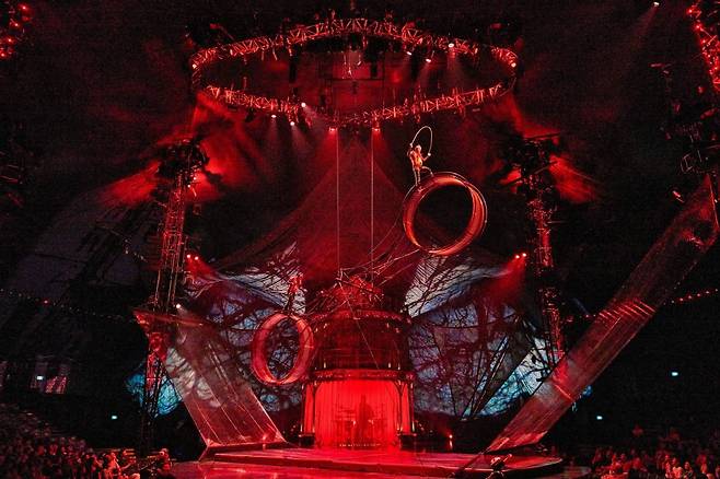 태양의 서커스 '쿠자'에 등장하는 공중곡예 '휠 오브 데스'. 제공=마스트 인터내셔널.