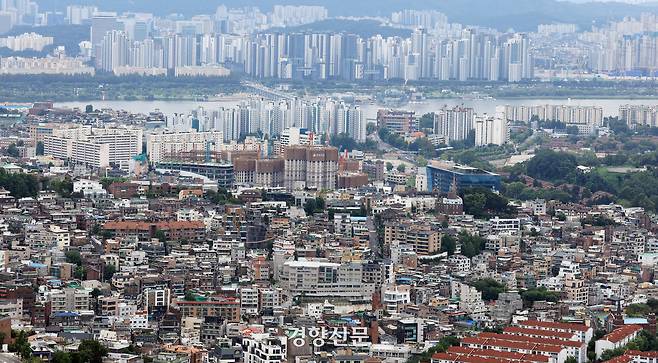 정부가 주택 공급 확대 방안을 발표한 지난달 7일 서울 남산전망대에서 바라본 서울 용산 일대의 주택가와 반포대교 너머 강남 아파트 단지. 서성일 선임기자