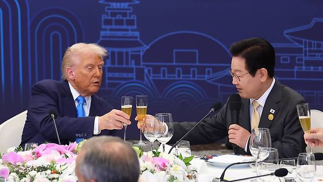 South Korean President Lee Jae Myung and US President Donald Trump share a toast during a state dinner at the Hilton Hotel in Gyeongju on Wednesday. The drink is not champagne but a Korean nonalcoholic fermented tea, selected as the official toast beverage for the evening. (Yonhap)