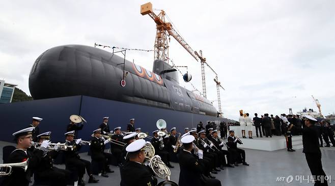 (거제=뉴스1) 윤일지 기자 = 22일 오후 경남 거제 한화오션 거제사업장에서 장보고-Ⅲ Batch-Ⅱ 1번함인 장영실함 진수식이 열리고 있다. 톤수 약 3600톤, 길이 약 89m인 장영실함은 대한민국 기술로 건조된 세계 최고 수준의 디젤 잠수함으로 한층 강화된 정밀 타격 능력과 수중작전능력을 바탕으로 다양한 안보위협에 효과적으로 대응 가능하다. 2025.10.22/뉴스1 Copyright (C) 뉴스1. All rights reserved. 무단 전재 및 재배포, AI학습 이용 금지. /사진=(거제=뉴스1) 윤일지 기자
