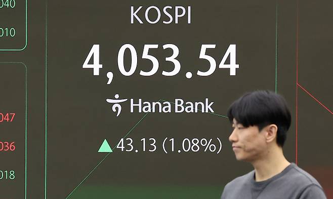 미국 연준이 금리 인하를 결정하면서 국내 코스피에 미칠 영향에도 관심이 쏠린다. 사진은 사상 최고치로 마감된 지난 29일 서울 중구 하나은행 딜링룸 전광판. /사진=뉴스1