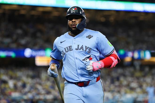 토론토 블루제이스가 LA다저스를 꺾고 32년 만에 월드시리즈 우승을 눈앞에 두고 있다. 사진은 토론토에서 활약 중인 블라디미르 게레로 주니어. /사진=로이터