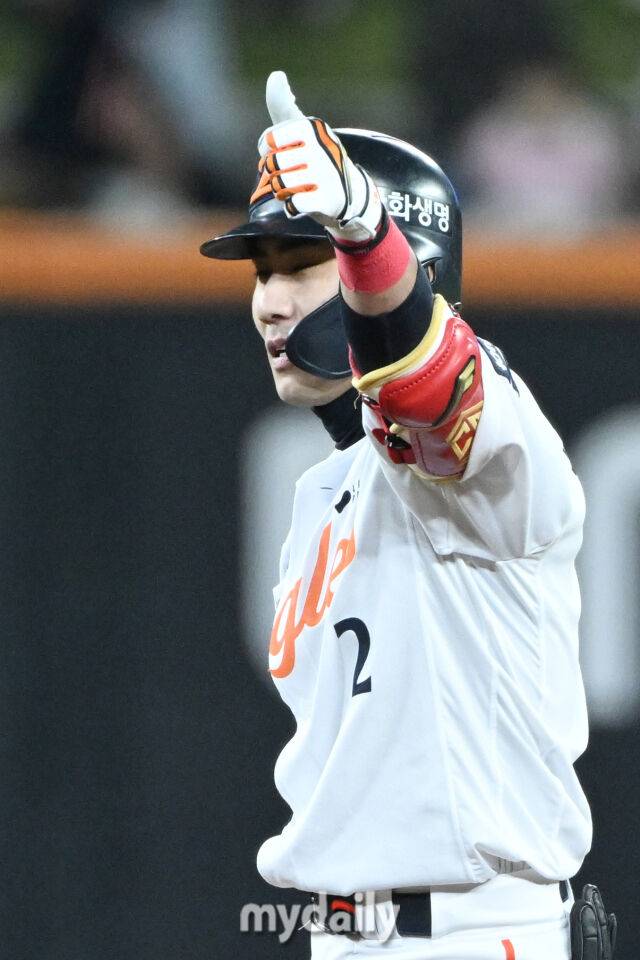 29일 대전 한화생명 볼파크 야구장에서 열린 '2025 신한 SOL 뱅크 KBO 한국시리즈 3차전' LG 트윈스와 한화 이글스 경기. 한화 심우준이 8회말 2사 만루에 2타점 역전 2타점 2루타를 친 후 기뻐하고 있다./대전=한혁승 기자