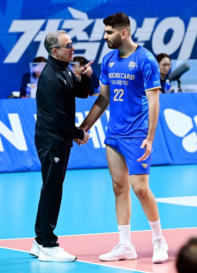 “알리! Get out!”이라고 외친 우리카드 마우리시오 파에스 감독이 알리를 자제 시키고 있다. / 한국배구연맹 (KOVO)