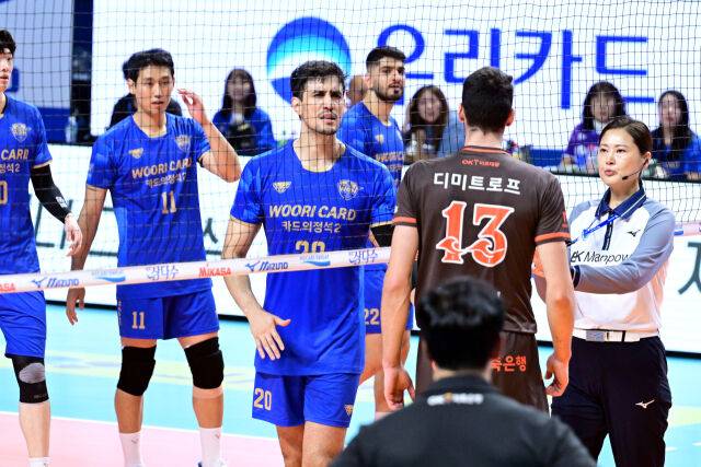 알리와 디미트로프가 신경전을 벌이고 있다. / 한국배구연맹(KOVO)