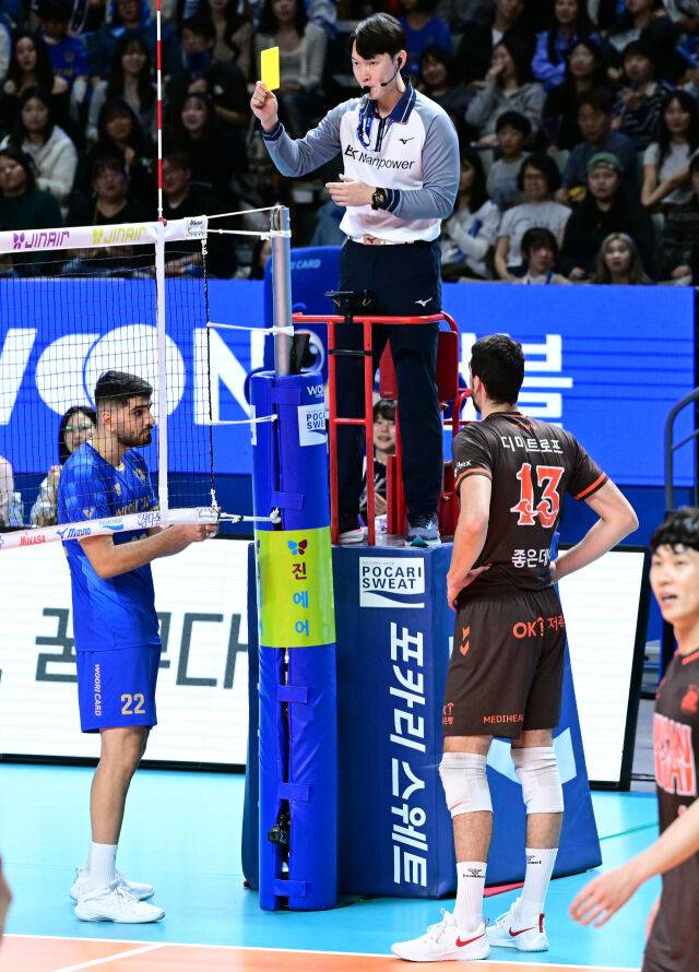 정준호 주심이 우리카드 알리에게 경고를 주고 있다. / 한국배구연맹(KOVO)