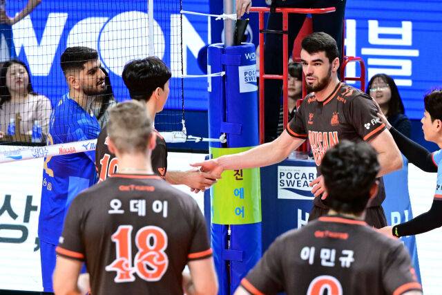 우리카드 알리(왼쪽)과 OK저축은행 디미트로프가 악수를 하며 화해를 하고 있다 / 한국배구연맹(KOVO)