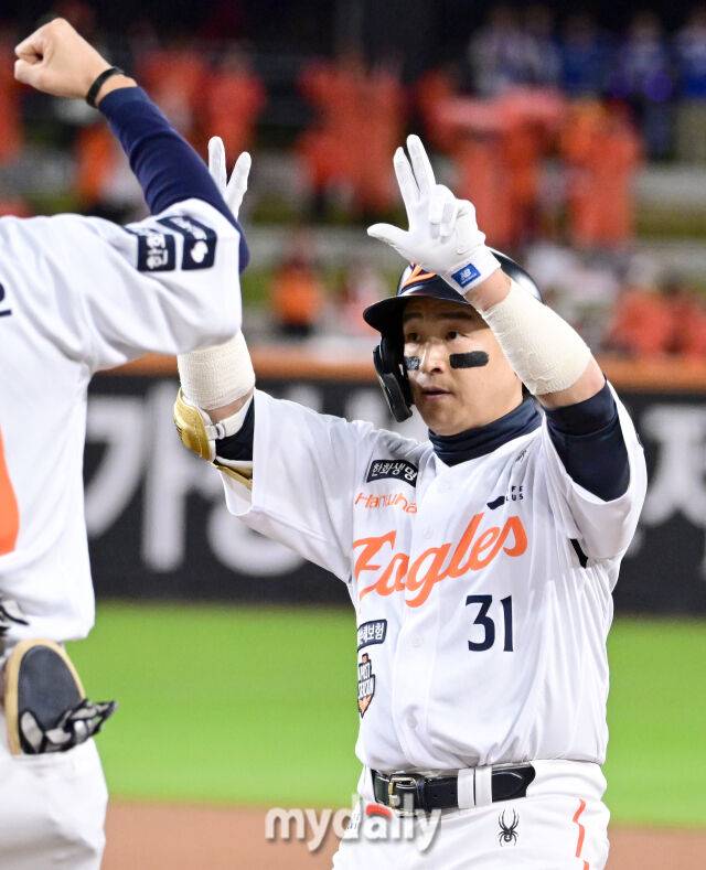 2025년 10월 24일 오후 대전한화생명볼파크에서 열린 '2025 신한 SOL BANK KBO 포스트 시즌' 삼성 라이온즈와 한화 이글스의 플레이오프(PO) 5차전 경기한화 손아섭이 1회말 선두타자 안타를 친 뒤 기뻐하고 있다./마이데일리