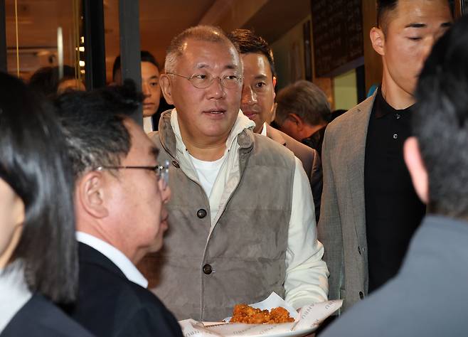 정의선 현대차그룹 회장이 30일 서울 삼성동 한 치킨집에서 진행된 회동 중 시민에게 치킨과 감자튀김을 나눠주고 있다. <연합뉴스>