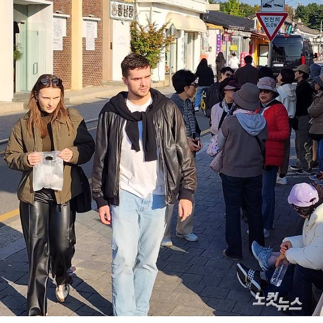 29일 오후 경주 황리단길. 평일 낮 시간대임에도 외국인을 비롯한 많은 관광객이 오가고 있다. 문석준 기자