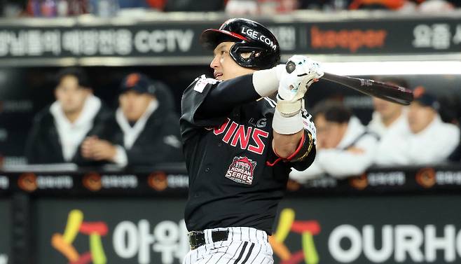 30일 대전한화생명볼파크에서 열린 2025 프로야구 KBO리그 포스트시즌 한국시리즈 4차전 LG 트윈스와 한화 이글스의 경기. 9회초 무사 2루 때 LG 박동원이 2점 홈런을 쳐내고 있다. 연합뉴스