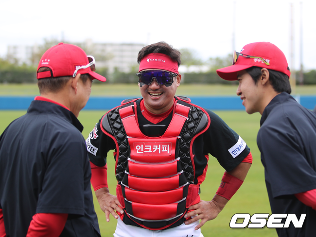 다케시 코치(왼쪽) 가 포수 김태군과 이야기를 나누고 있다./OSEN DB