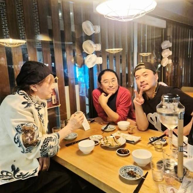 김장훈과 정준(맨 오른쪽). 김장훈 SNS